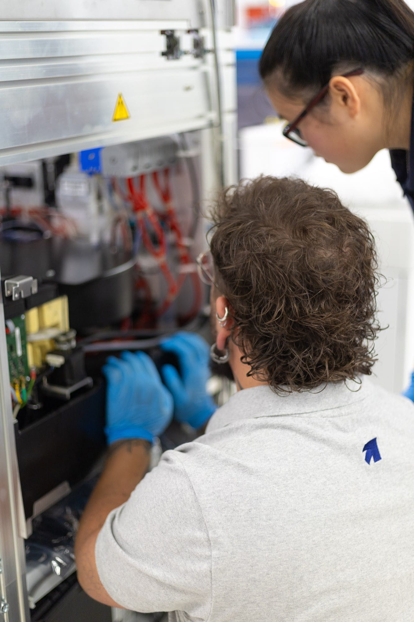 Técnicos de DLATEC trabajando en equipos médicos (5/8)