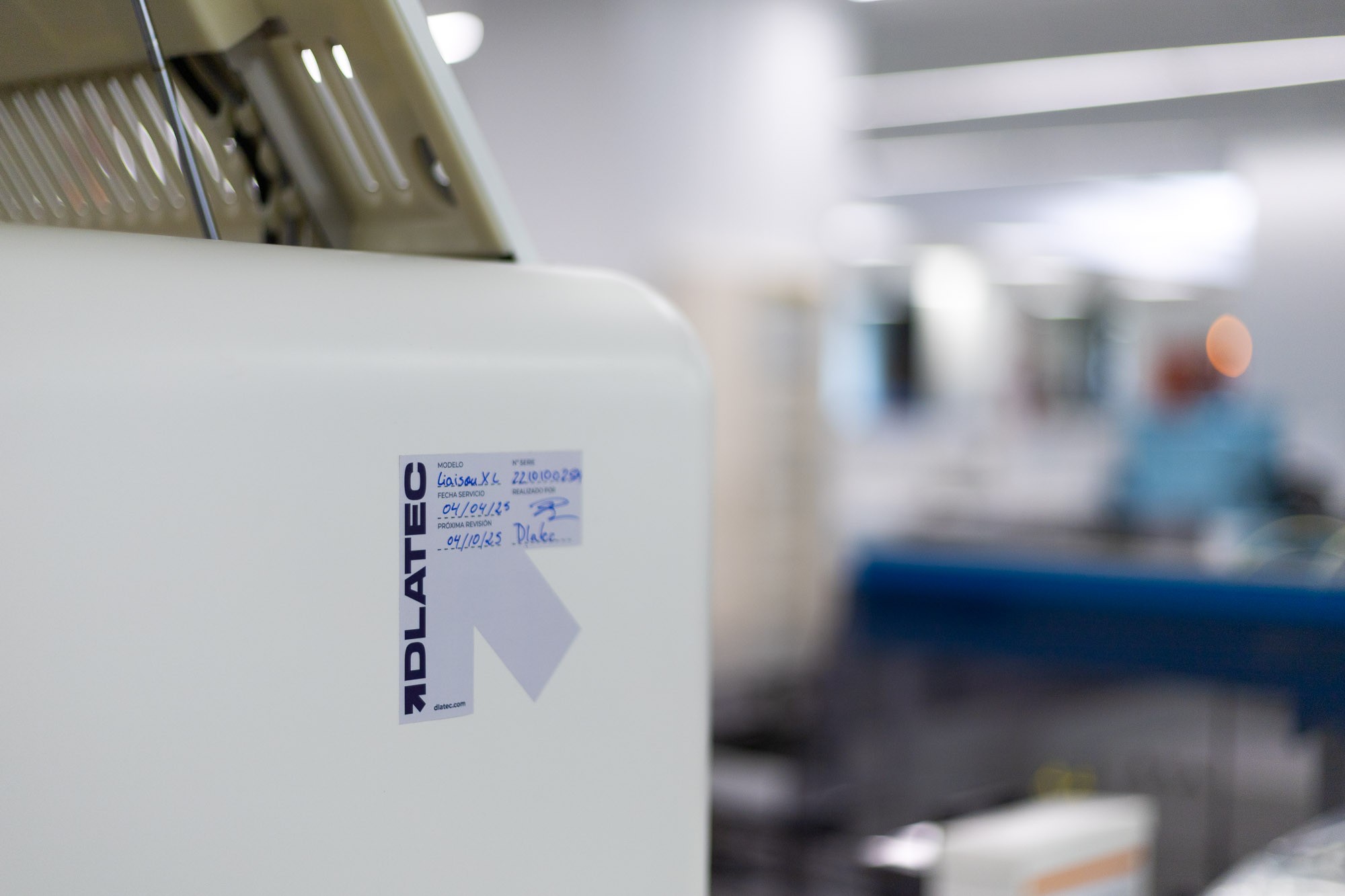 Técnicos de DLATEC trabajando en equipos médicos (8/8)